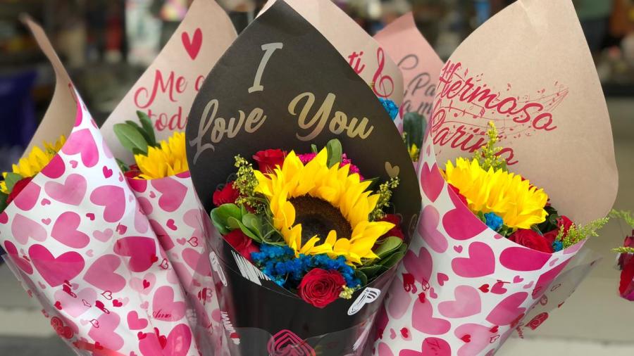 Les pega aumento de rosas a vendedores ambulantes