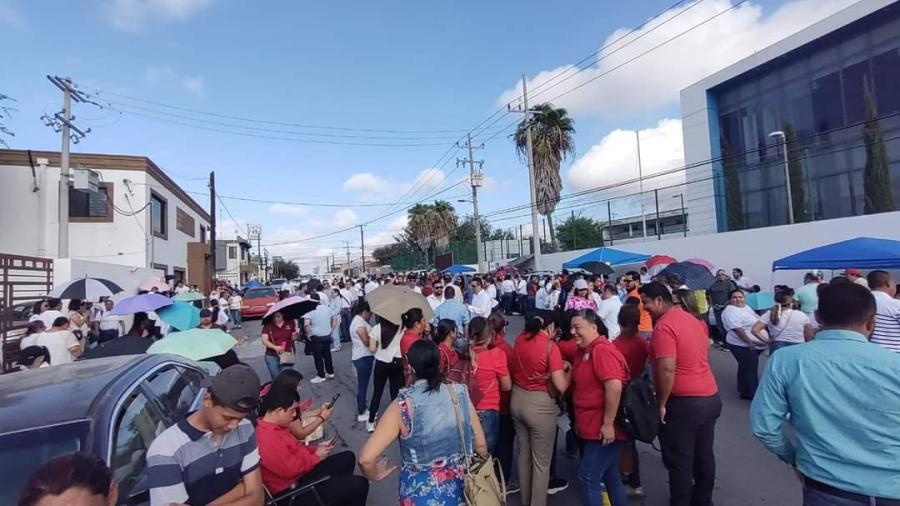 Continúa protesta de maestros en CREDE