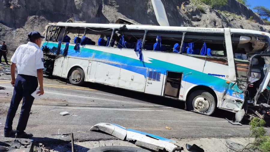 Accidente de autobús en Oaxaca deja al menos 16 muertos