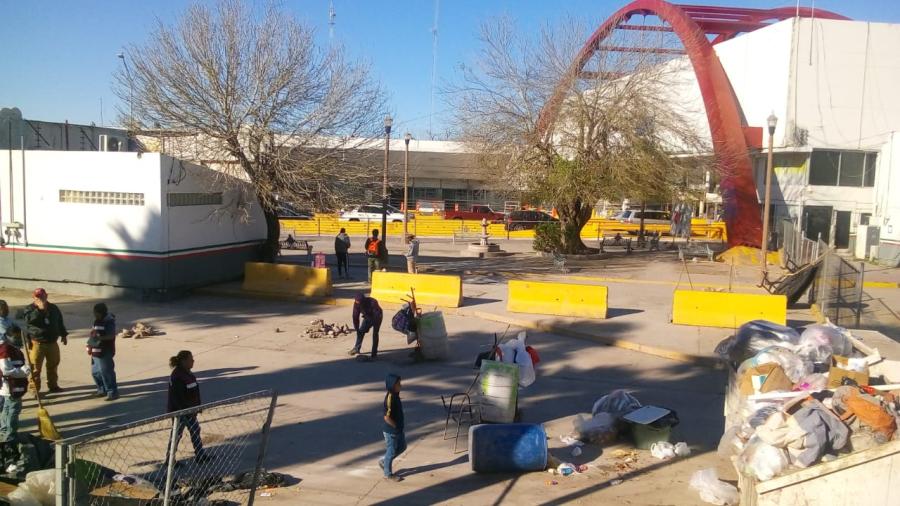 Desalojan a migrantes de la Plaza del Puente Nuevo Internacional de Matamoros