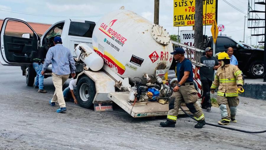 PC evita tragedia tras partirse en dos, camión de pipa de gas