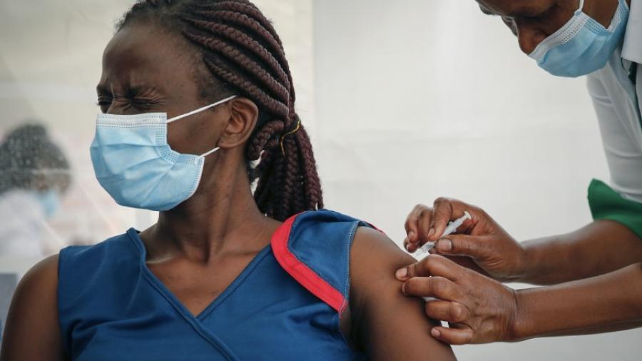 En Uganda, cientos de personas recibieron vacunas falsas contra el COVID-19