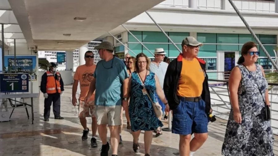 Desembarcan pasajeros del crucero en Cozumel
