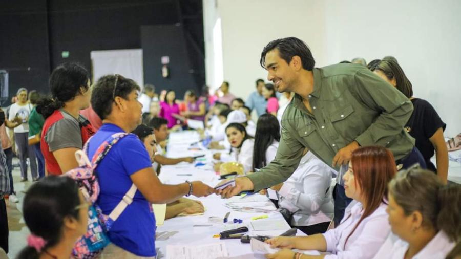 Entrega Gobierno de Reynosa tarjetas de Becas a rezagados