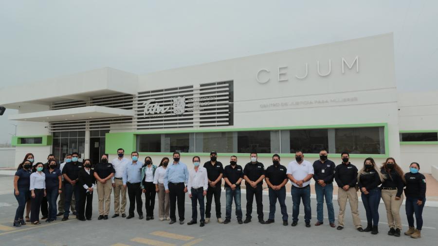 Francisco Cabeza Vaca visita el Centro de Justicia para las Mujeres