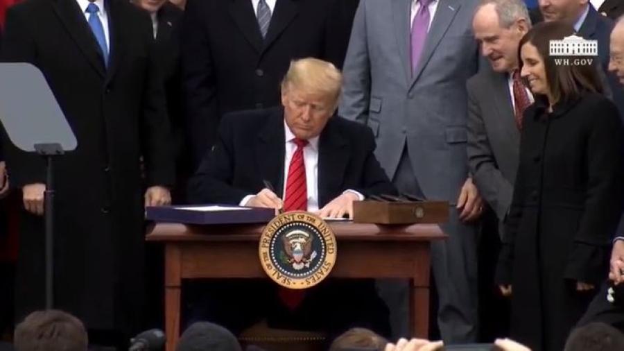 Donald Trump firma el T-MEC