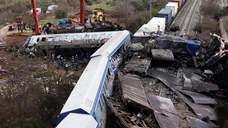 Suben a 57 los muertos tras choque de trenes en Grecia