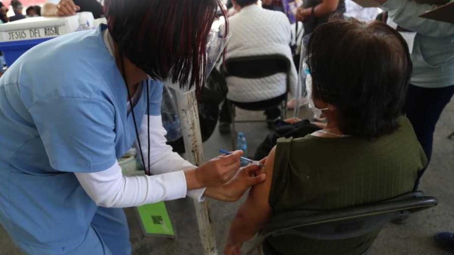 Mujer fallece 15 minutos después de ser vacunada contra el COVID-19