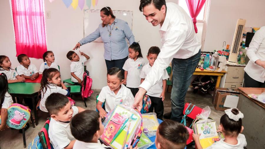 Entrega DIF útiles escolares a niños de CONAFE y CAIC