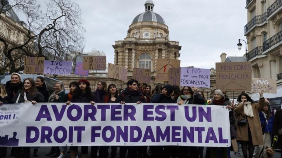 Francia se convierte en el primer país del mundo en consagrar el aborto en su Constitución