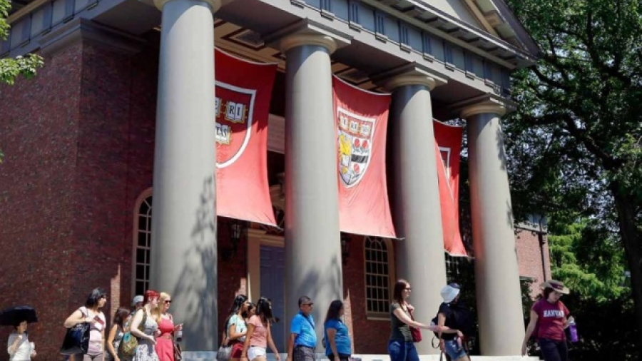 Harvard con una demanda por discriminación racial