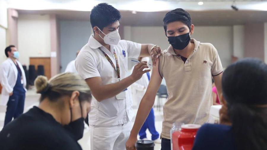 Contin&uacute;an invitando a vacunaci&oacute;n contra el COVID-19 