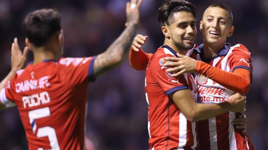 Chivas vence 2-0 a Puebla 