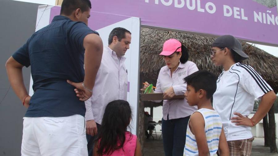 Continua colocaci&oacute;n de pulseras para menores