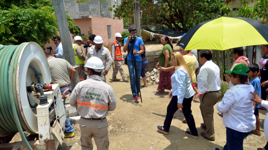 Supervisa alcaldesa trabajos de desazolve en registros del callejón Champayán