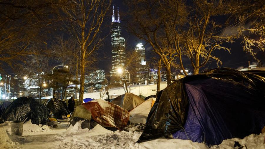 Sujeto paga habitaciones de hotel en EU a indigentes por frío