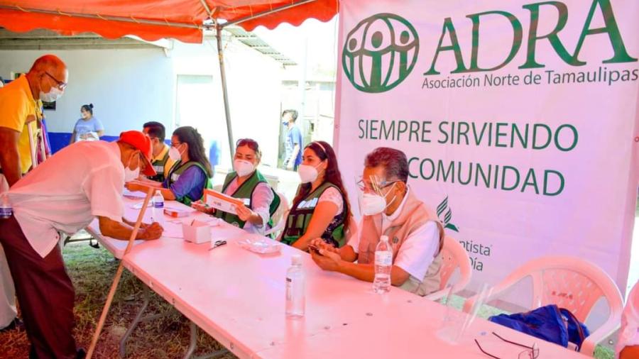 Aterrizan apoyos a familias de la colonia Azteca