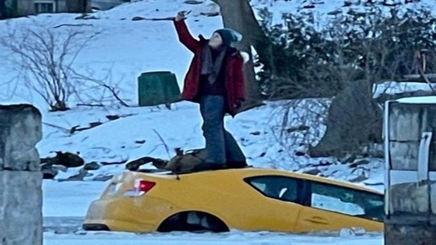 Mujer se hace un 'selfie' mientras su coche se hunde en un río en Canadá