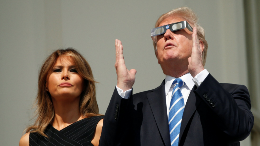 Trump mira eclipse sin protección