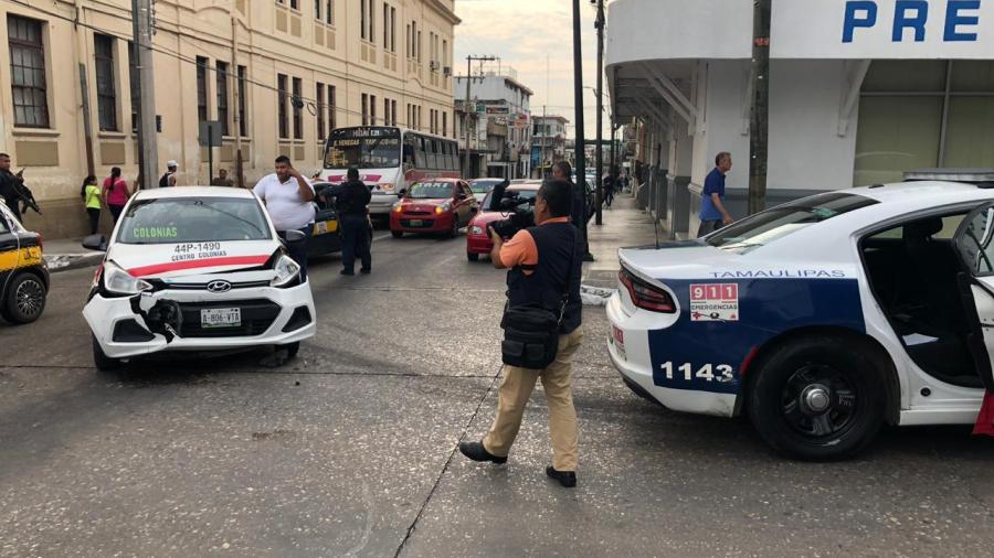 Policías omiten alto, chocan e intentan evadir responsabilidad