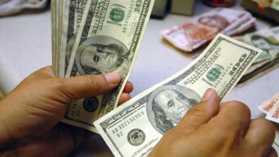 El dólar se cotiza en 17.70 pesos en los centros cambiarios