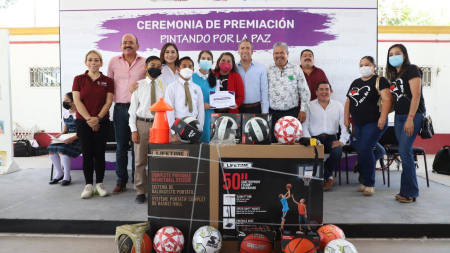 Premia Ayuntamiento a jóvenes ganadores del Concurso Pintando por la Paz 