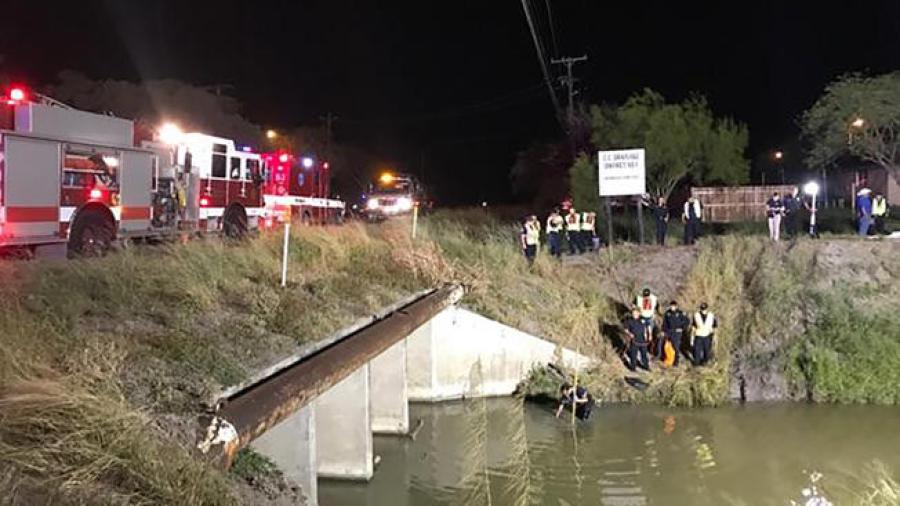Hombre muere al caer en su vehículo a un canal en Brownsville
