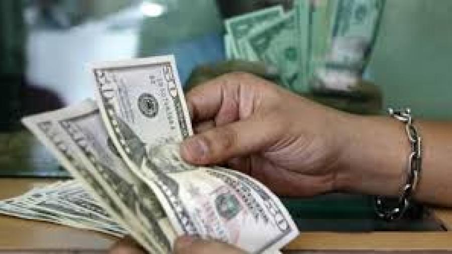 Dólar se vende en 18.30 pesos en el AICM