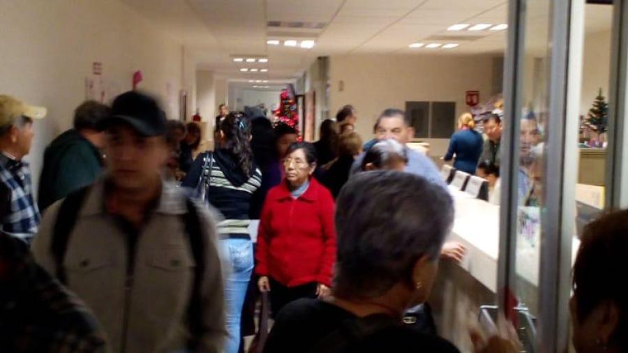Caos en el ISSSTE de Tampico; hacen fila por horas para conseguir cita