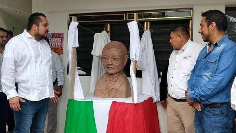 El busto de Benito Juárez que parece de otro planeta