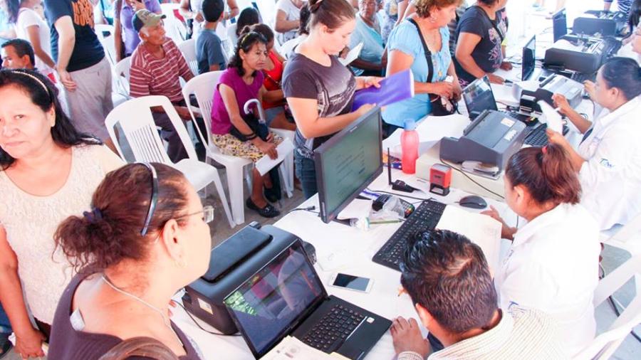 Entregan pago de impuesto predial a familias