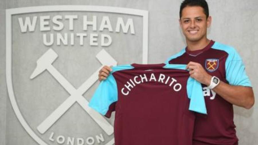 Chicharito posa con jersey del West Ham