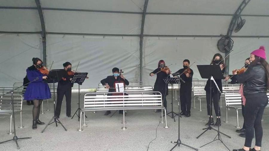 Reciben a paisanos con ambiente mexicano y música de cámara 