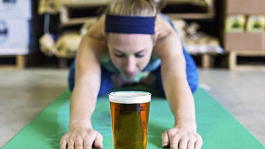 Si te gusta la cerveza y el yoga, este método es para ti