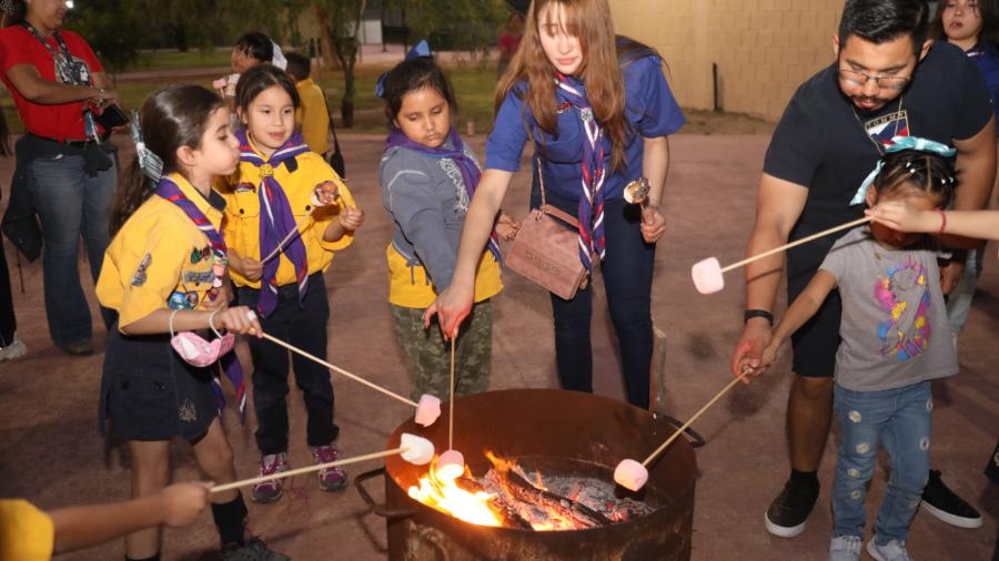 Disfrutan niñas y niños de luna da en el Zoológico de Nuevo Laredo 