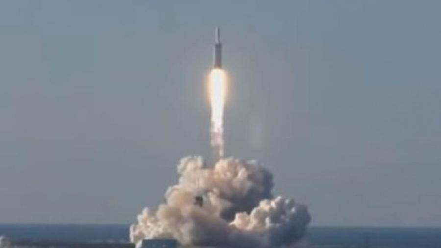 Lanzan cohete Falcon Heavy de SpaceX