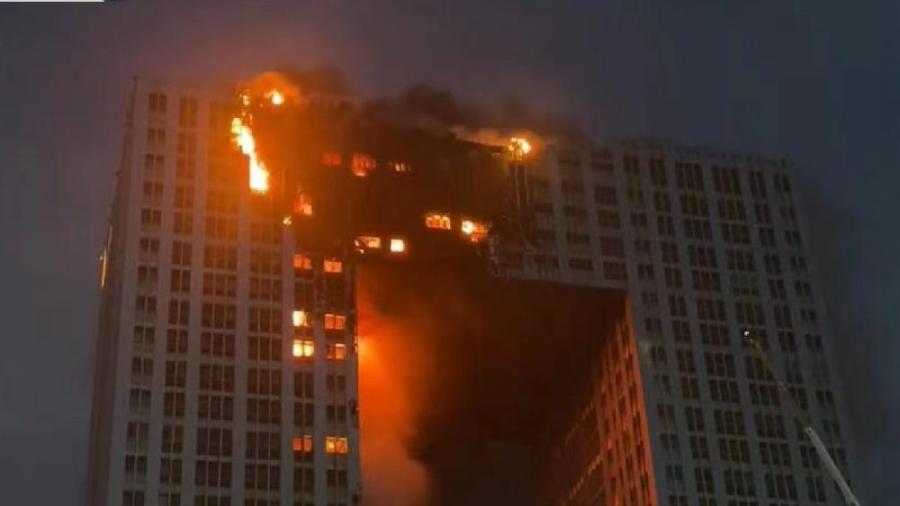 Se registra fuerte incendio en edificio de 31 pisos en China