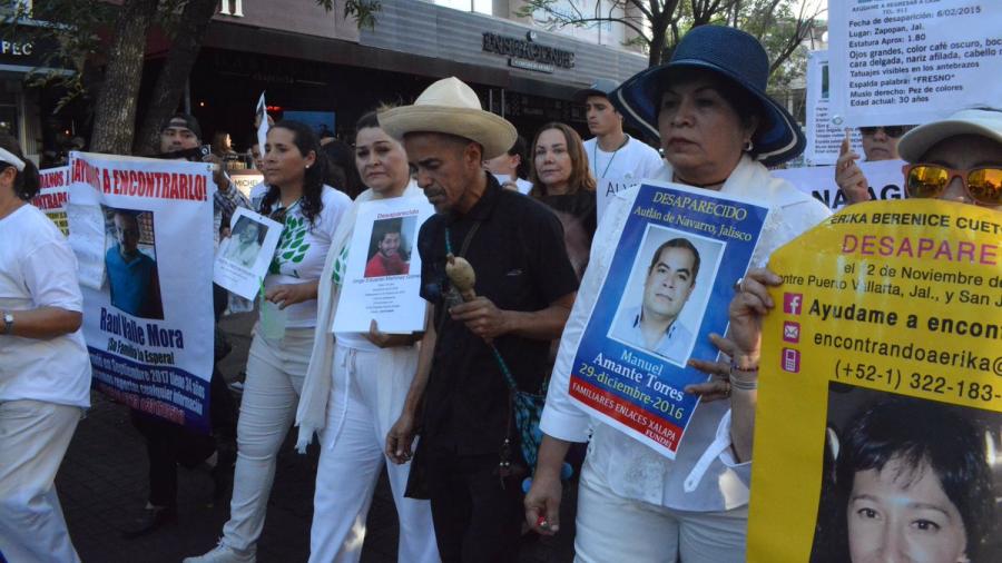 Rubén Albarrán canta en marcha por estudiantes de Jalisco