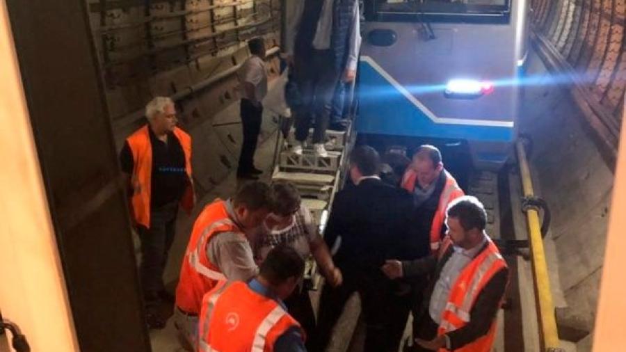 Por corte de energía usuarios quedan atrapados en metro de Moscú