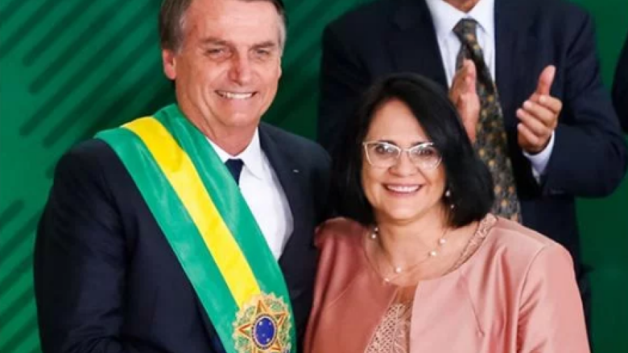 Niño viste de azul y niña viste de rosa: Damares Alves