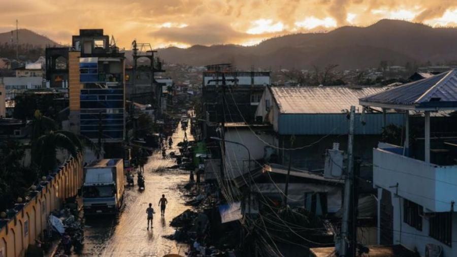 Suman 375 muertos por el tifón Rai en Filipinas