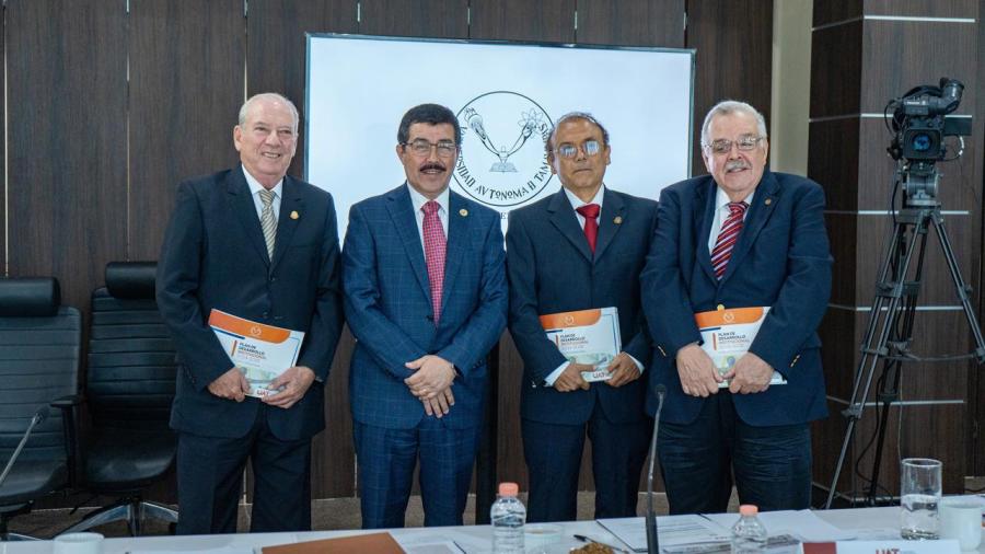 Dámaso Anaya presenta informe financiero y académico al Patronato de la UAT