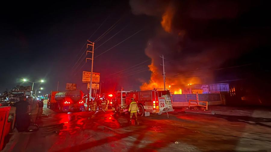 Se registra fuerte incendio en recicladora sobre la carretera Monterrey–Reynosa