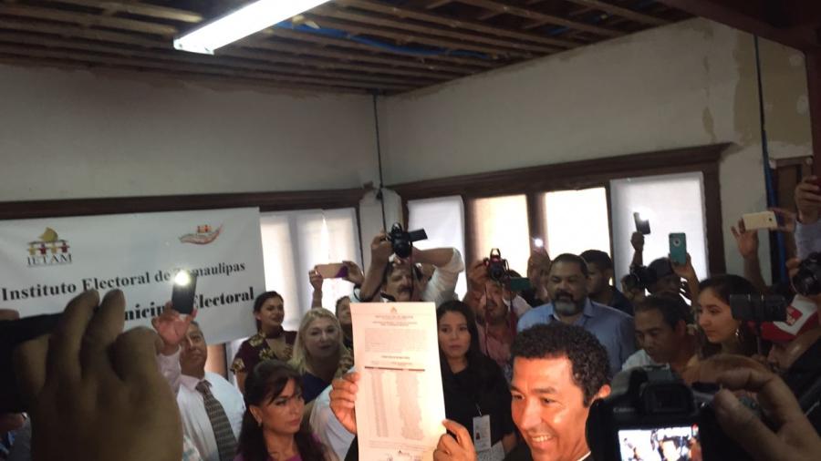 Recibe Mario López constancia de mayoría de votos 