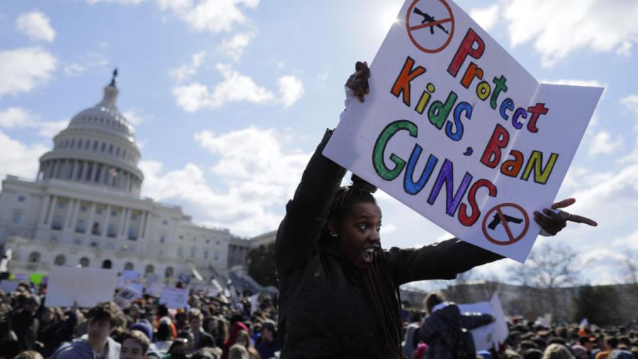 Estudiantes protestan contra violencia con armas en escuelas