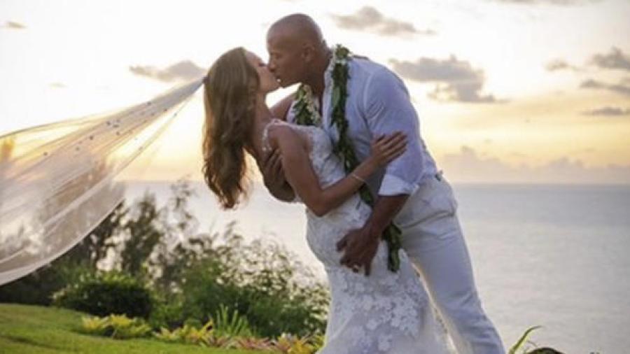 Dwayne "La Roca" Johnson se casó en Hawaii con Lauren Hashian