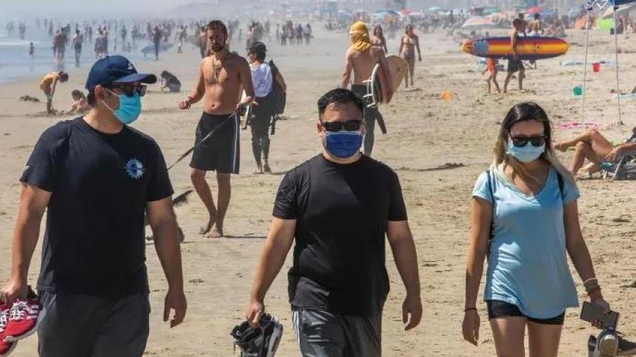 California abarrota sus playas tras levantamiento de algunas restricciones 