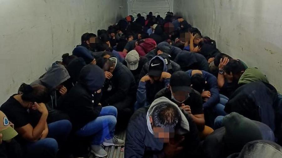 Hallan a 133 migrantes hacinados en tractocamión en San Luis Potosí