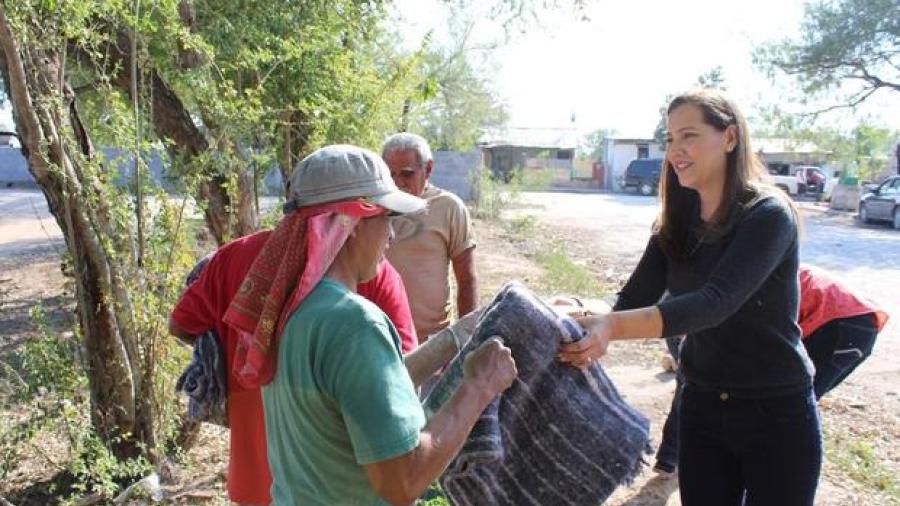 Entregan a familias riobravenses cobijas