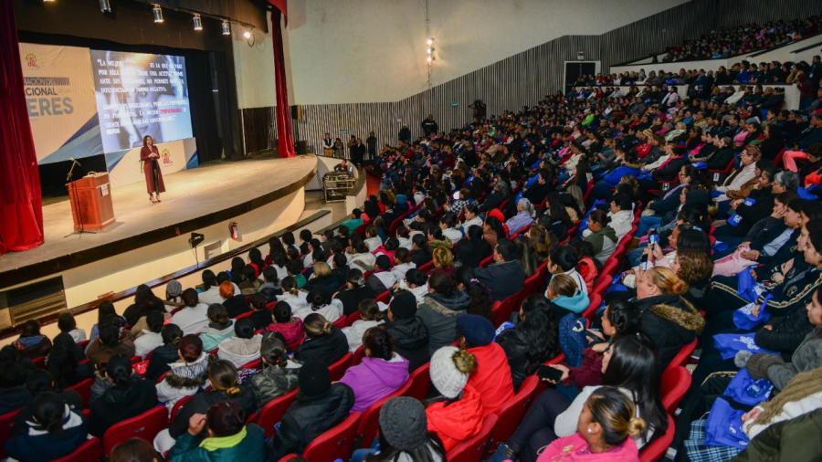 Dedica municipio marzo a la mujer